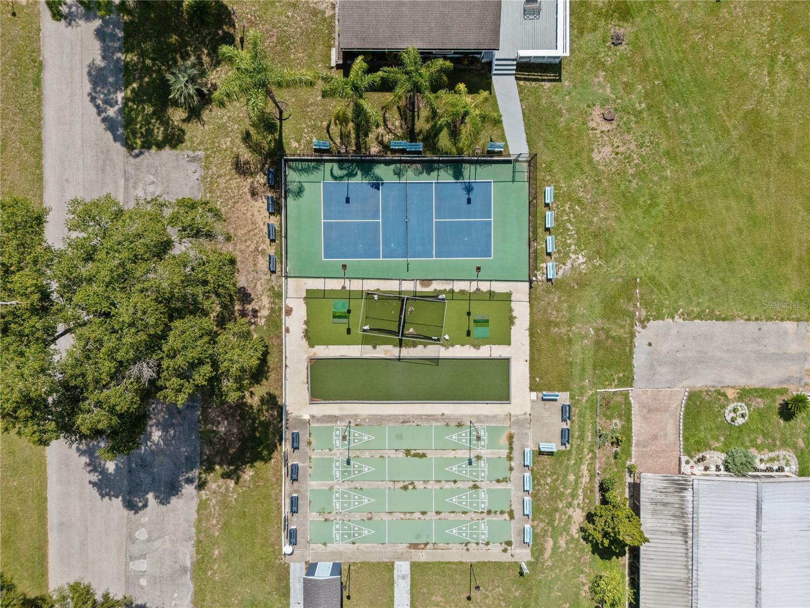 HAMPTON COURT - Residential