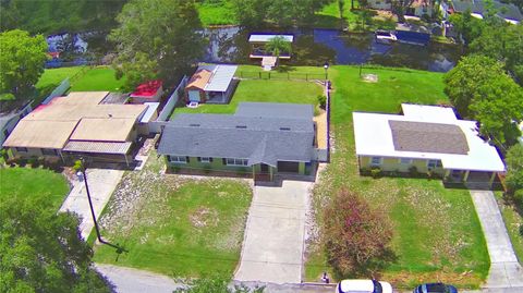 A home in WINTER HAVEN