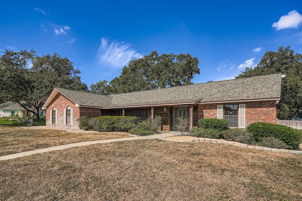 Photo of 902 Retriever Avenue, Seffner, FL 33584 (MLS # TB8446755)