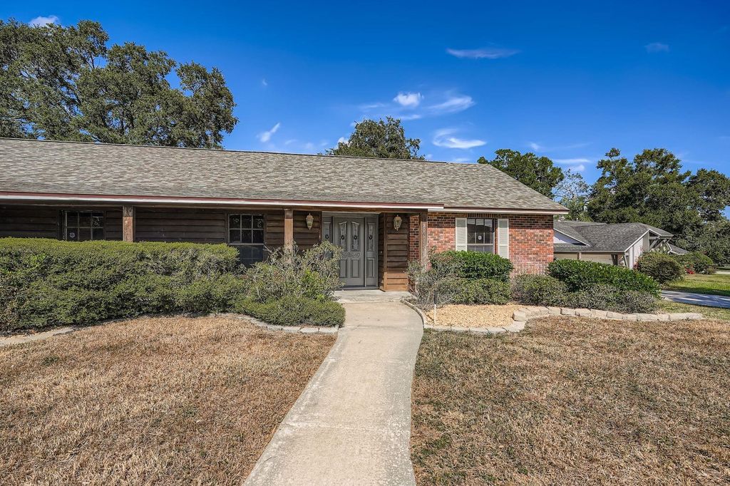 Photo of 902 Retriever Avenue, Seffner, FL 33584 (MLS # TB8446755)