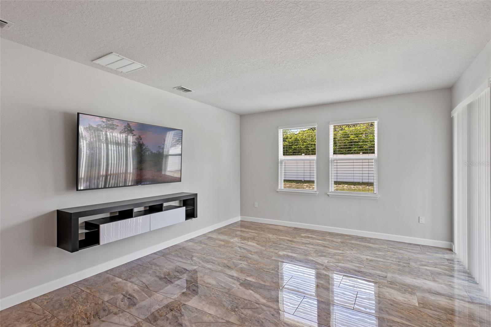900 GLAZEBROOK LOOP