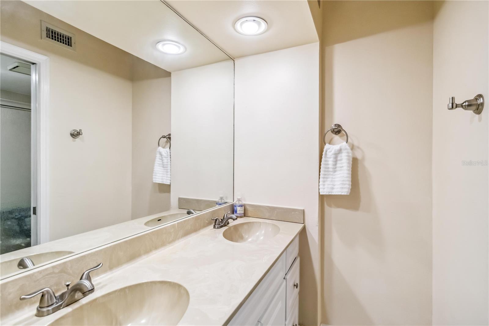 ASHTON LAKES 01 & 02 - Residential Lease