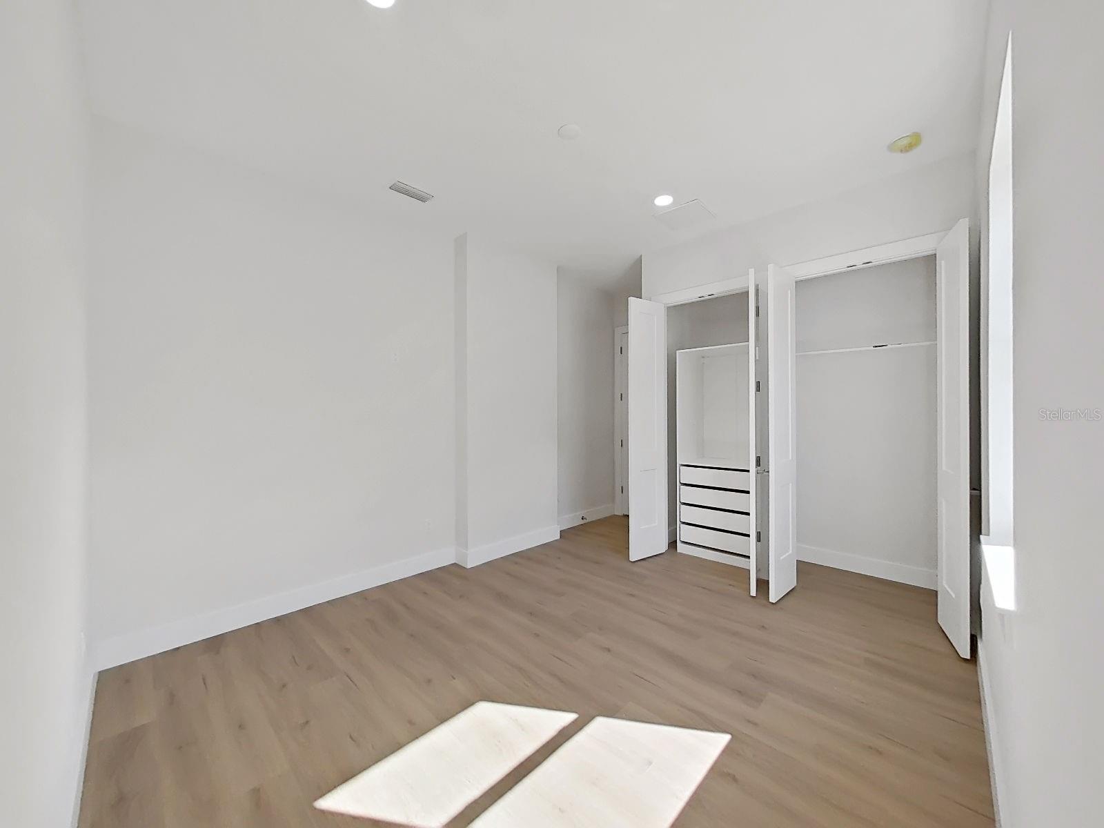 SIMMONS CRYSTAL LAKE - Residential