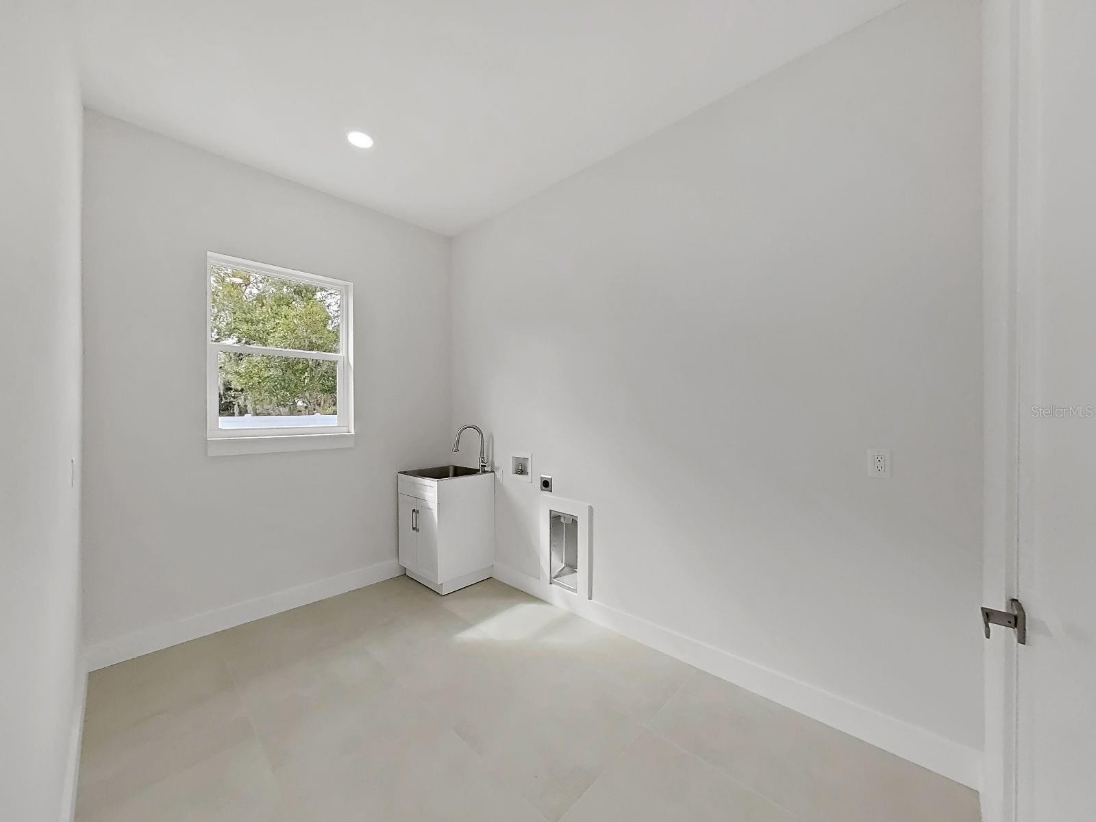 SIMMONS CRYSTAL LAKE - Residential