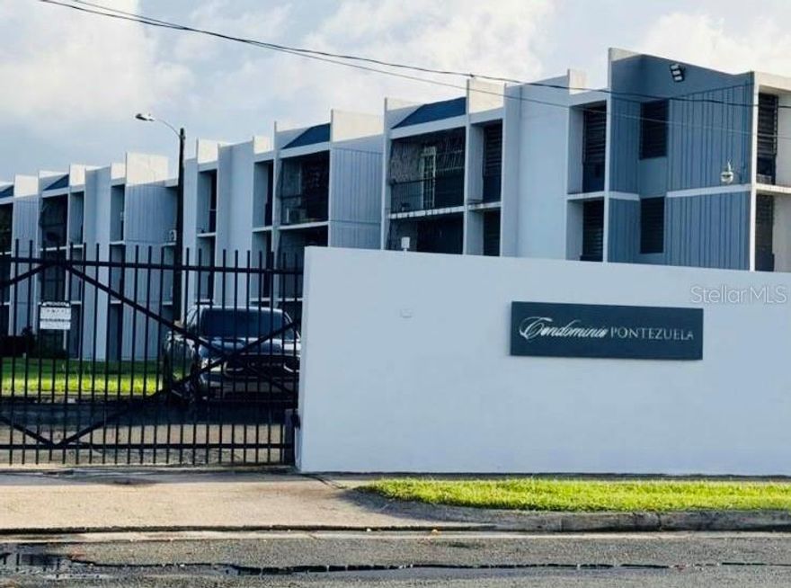 Excellent opportunity to live or invest in the Carolina area. Third-floor apartment, remodeled and move-in ready. Offers a modern and functional environment, ideal for a primary residence or investment. Includes 1 assigned parking space. The complex has a passive park, open gym with stationary machines, and gazebo for activities or meetings. Strategic location: approx. 6 miles from Luis Muñoz Marín International Airport (SJU), and 2 miles from UPR Dr. Federico Trilla Hospital, and Plaza Carolina shopping center. The complex has direct access to PR-26 (Román Baldorioty de Castro Expressway), the main road to the airport, San Juan, and PR-17 (Jesús T. Piñero Avenue). The property is located in a FEMA Zone: 2PCT. Zoning: R-3 (General Residential). Property Taxes (CRIM): $783.00 per year approx. (no exemption at the moment). Sold in its current condition “as is.”