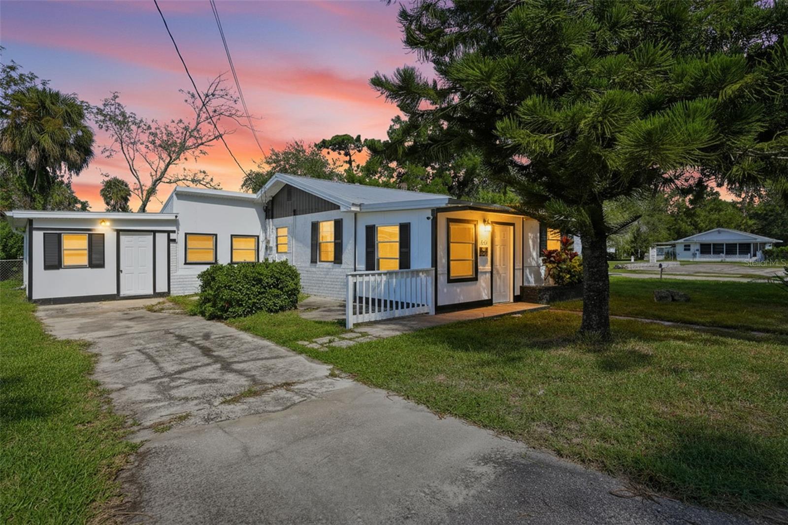 Welcome to your new home in Hudson, located a short walk or drive to Hudson Beach. This large corner lot
home features 3 bedrooms, 1 bathroom and a spacious yard. Giving you peace of mind, some of the big ticket
items are already taken care of, with a sturdy metal roof and AC from 2020. This home has been freshly
remodelled with newer appliances, flooring and paint andis ready for it's new owner. Affordably priced and
perfect for first time home buyers or a great addition to an investors portfolio.