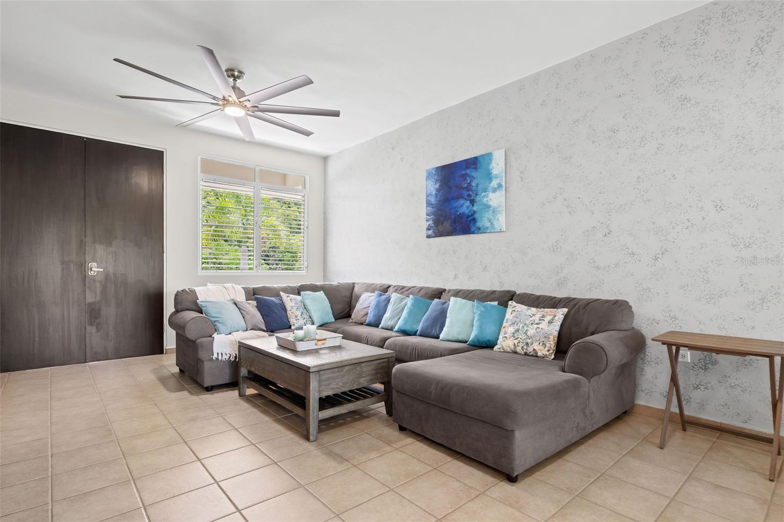 COND HARBOUR LAKES - Residential
