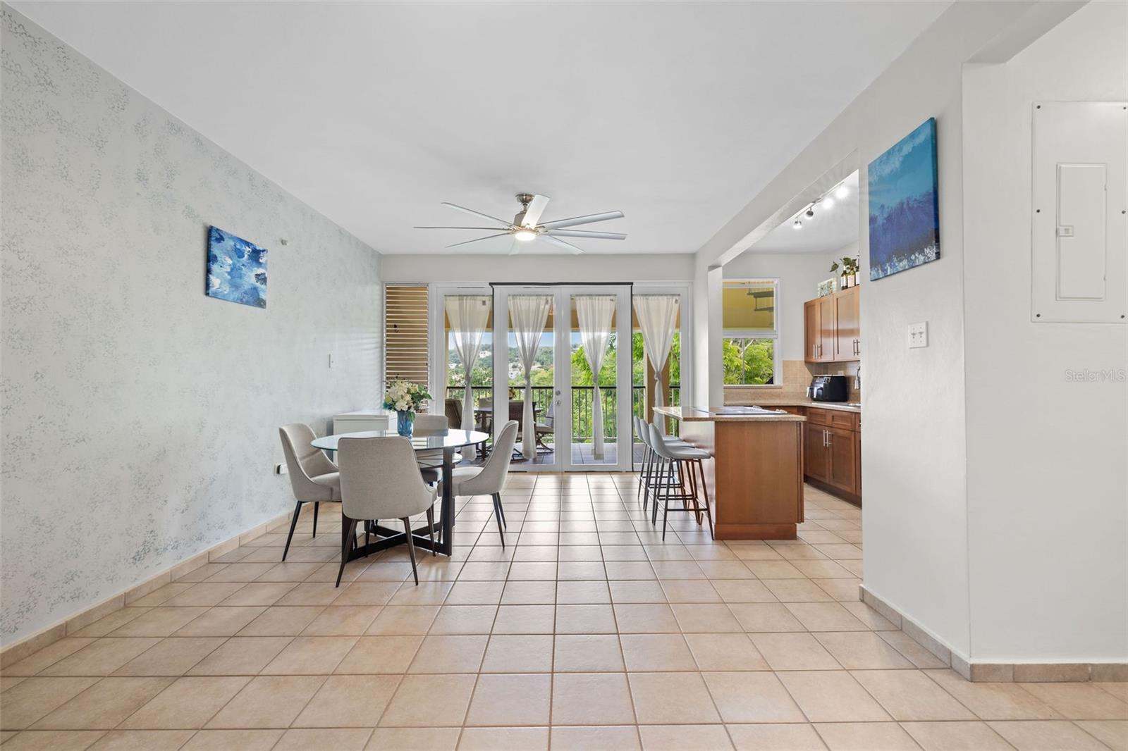 COND HARBOUR LAKES - Residential