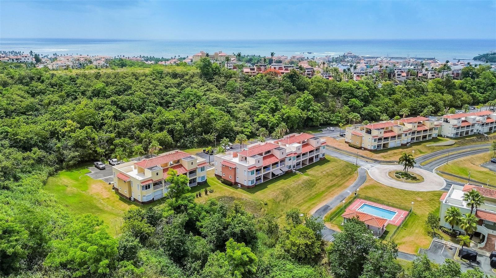 COND HARBOUR LAKES - Residential