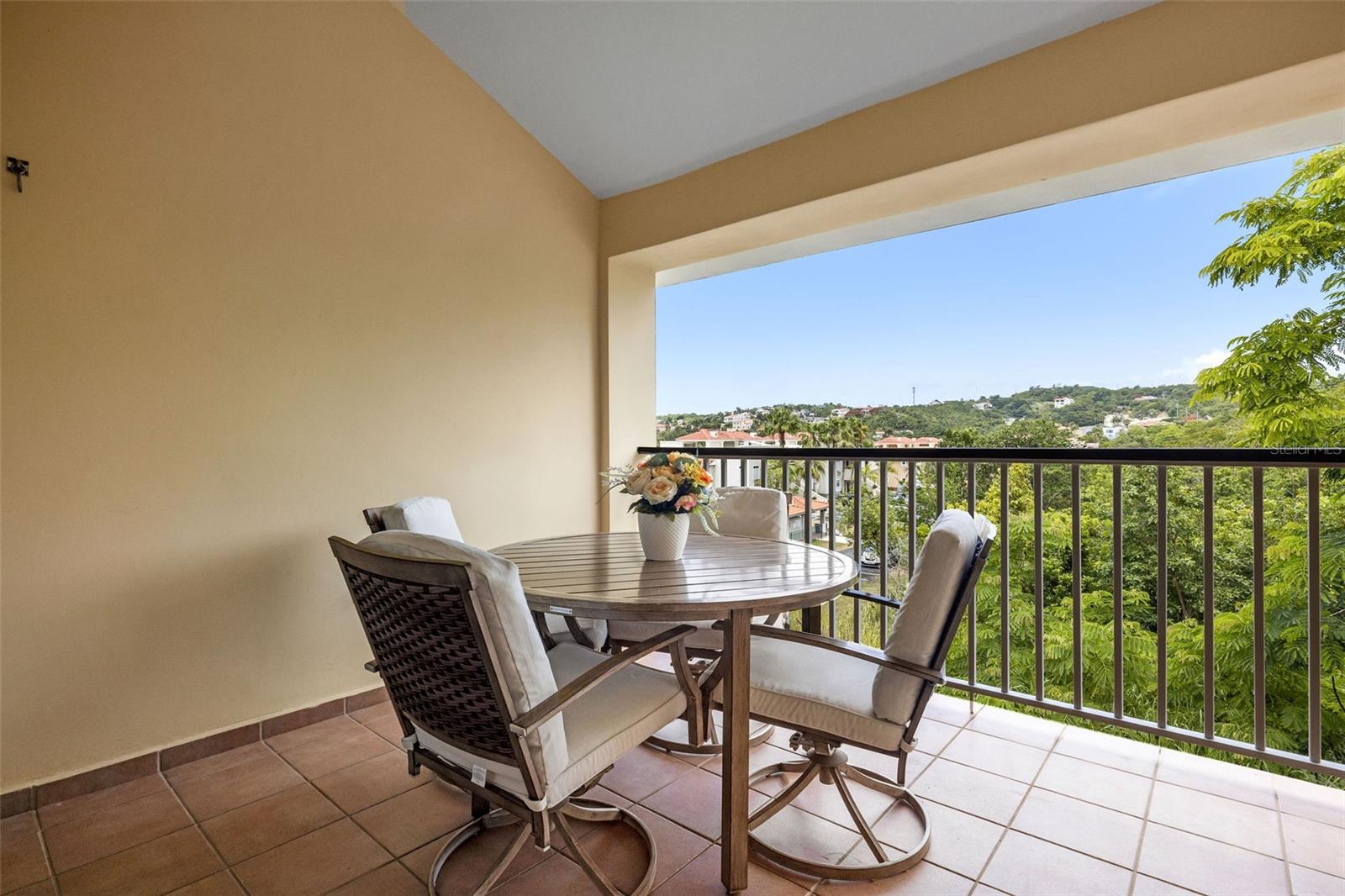 COND HARBOUR LAKES - Residential