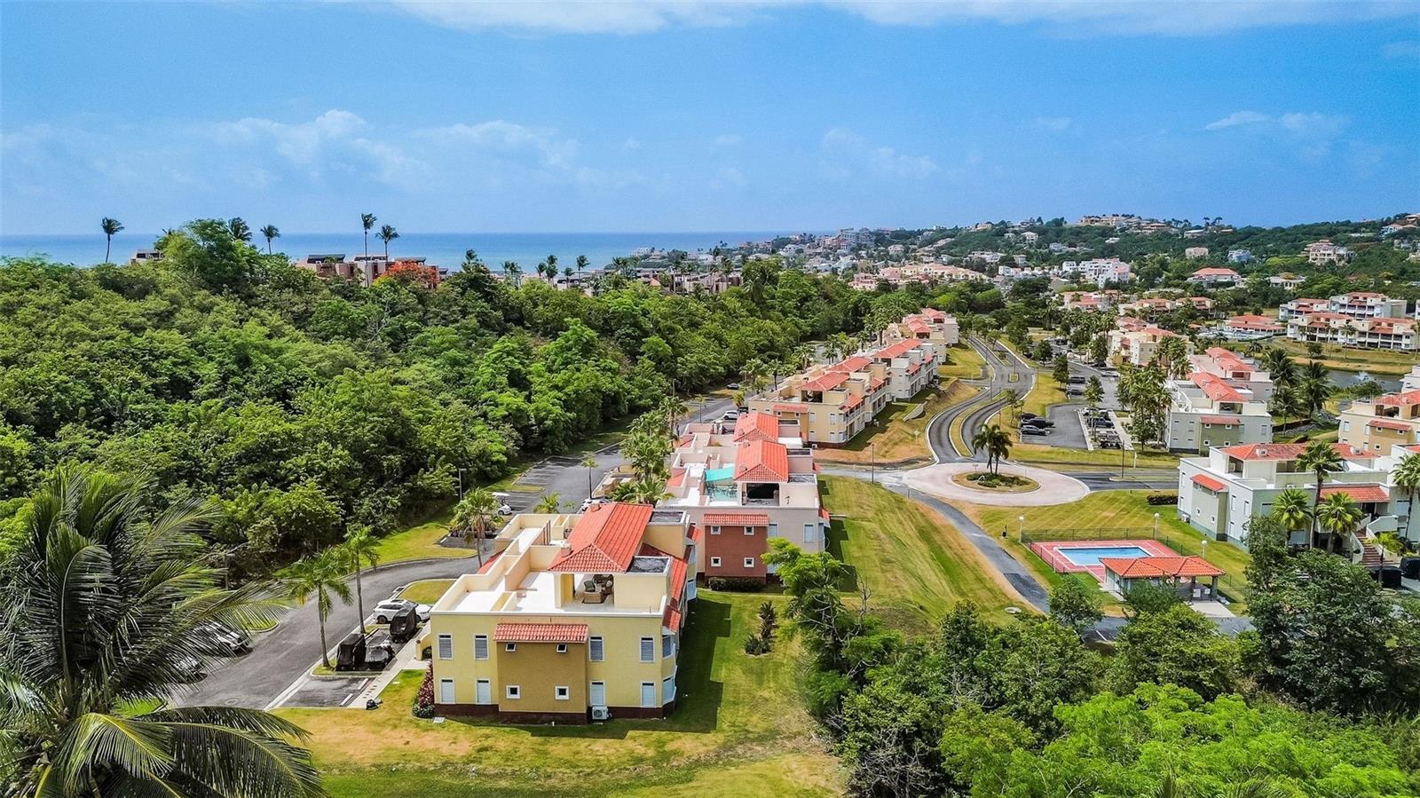COND HARBOUR LAKES - Residential
