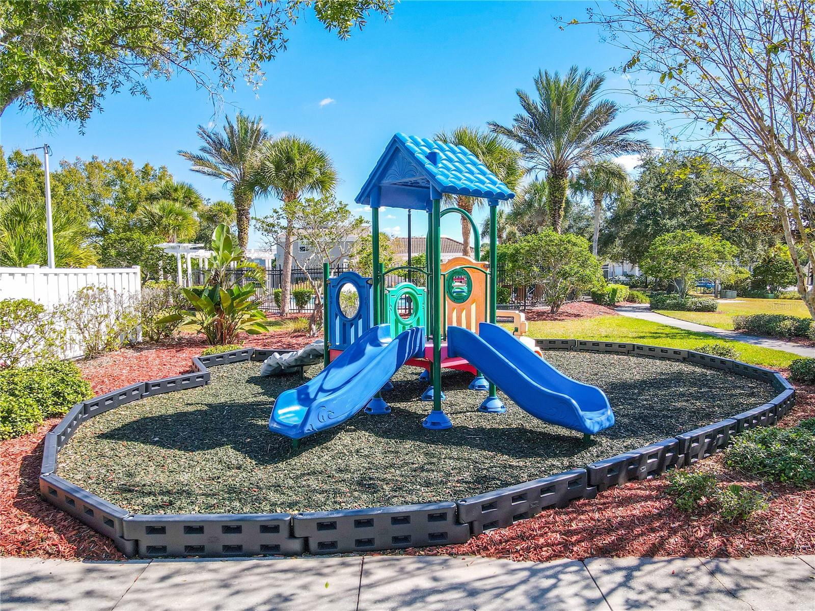 COUNTRY CHASE - Residential