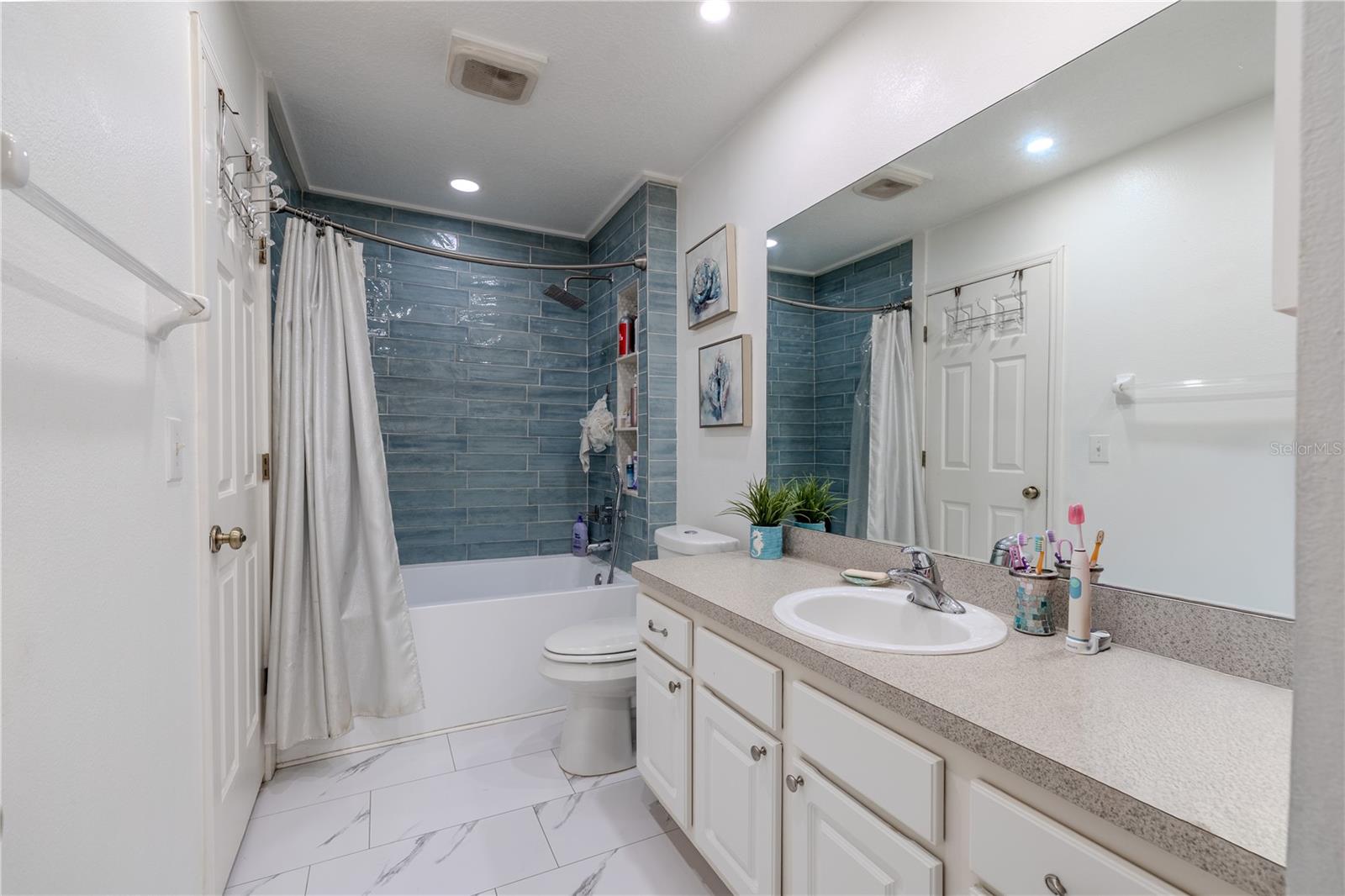 COUNTRY CHASE - Residential