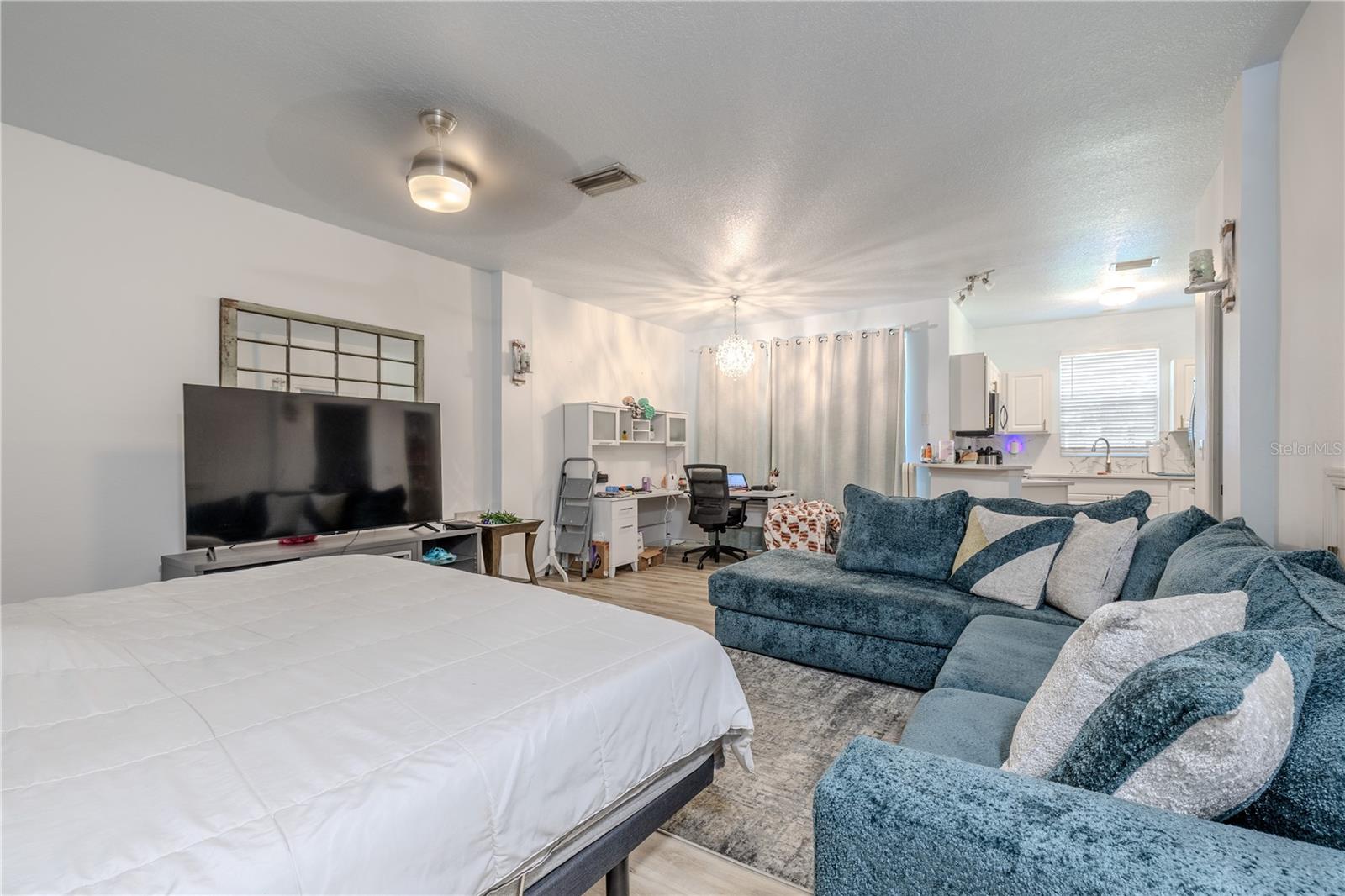 COUNTRY CHASE - Residential