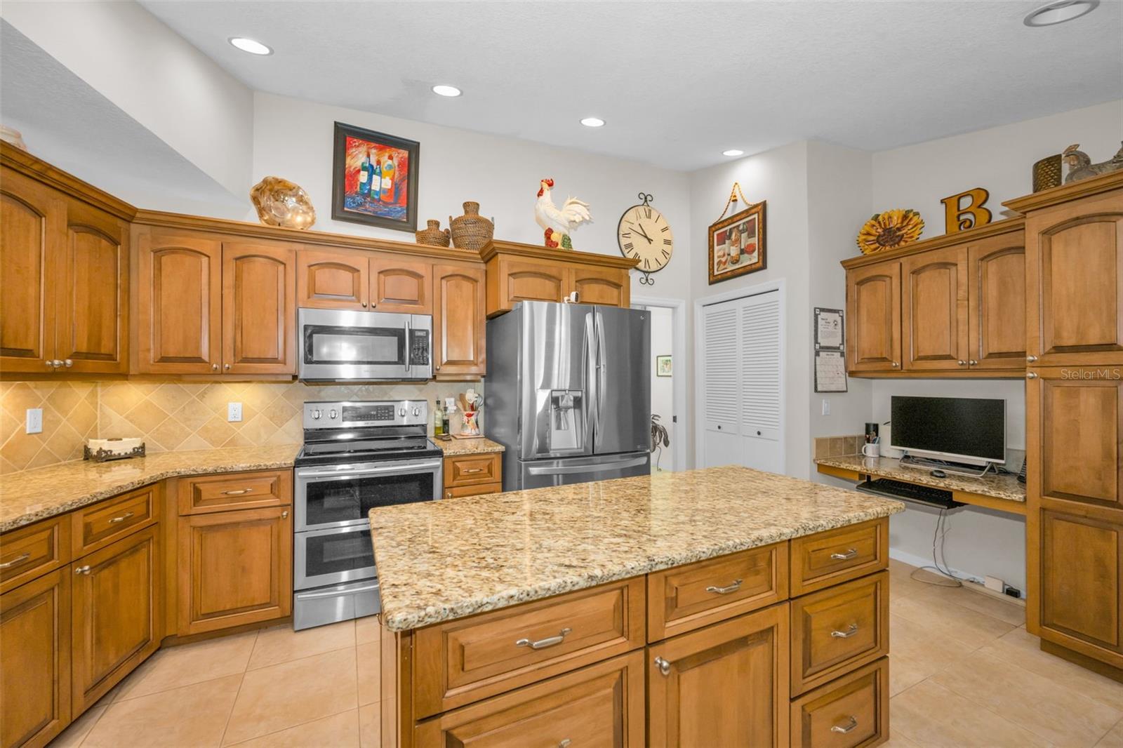 9904 OAKS LANE