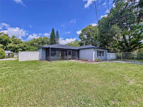 A home in LAKELAND