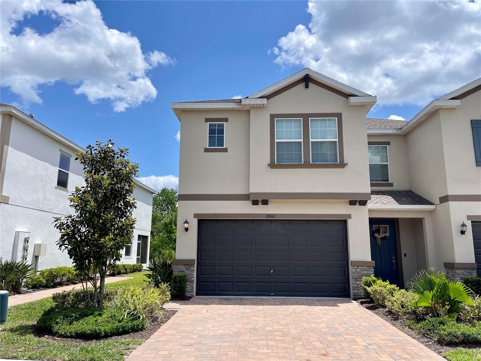 Located in Lutz, this well-maintained townhome offers 3 bedrooms, 2.5 bathrooms, and a 1-car garage. The kitchen features a spacious island, elegant granite countertops, stainless steel appliances, and solid wood cabinetry—perfect for cooking and entertaining.
The home also includes a generous living area, a versatile loft space, and a convenient in-unit washer and dryer.
Don’t miss your chance to call this beautiful townhome your new home! Please note this home has a $200 per adult 18+ HOA application fee.