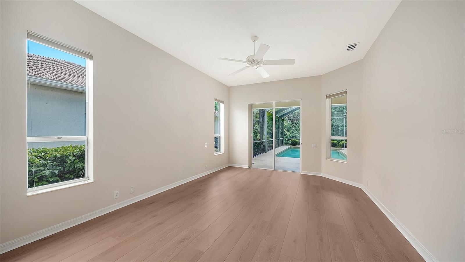 PELICAN POINTE GOLF & COUNTRY CLUB - Residential