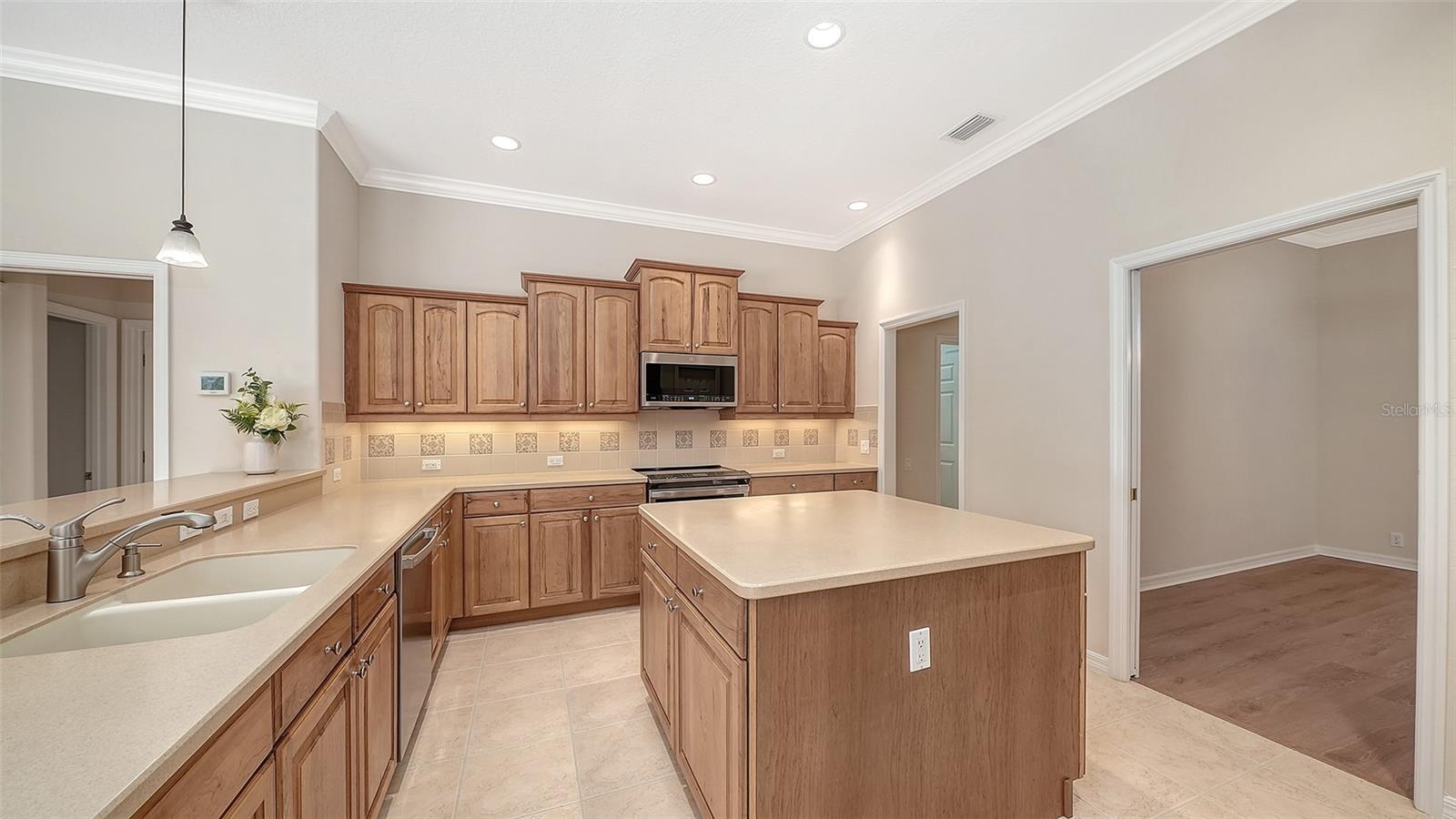 PELICAN POINTE GOLF & COUNTRY CLUB - Residential