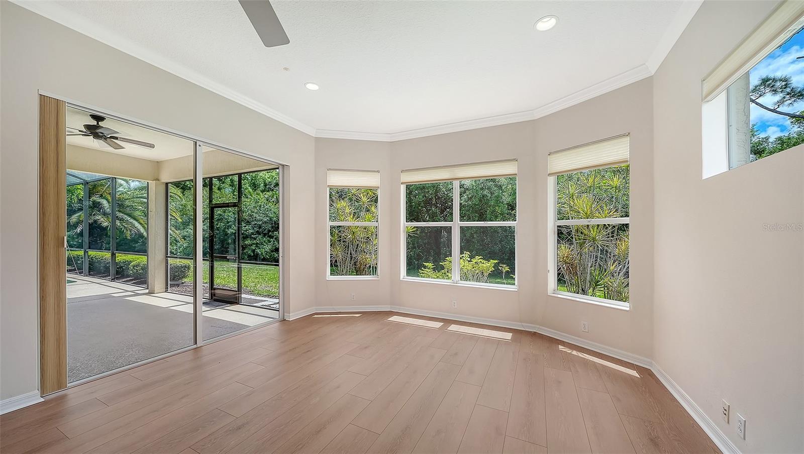 PELICAN POINTE GOLF & COUNTRY CLUB - Residential