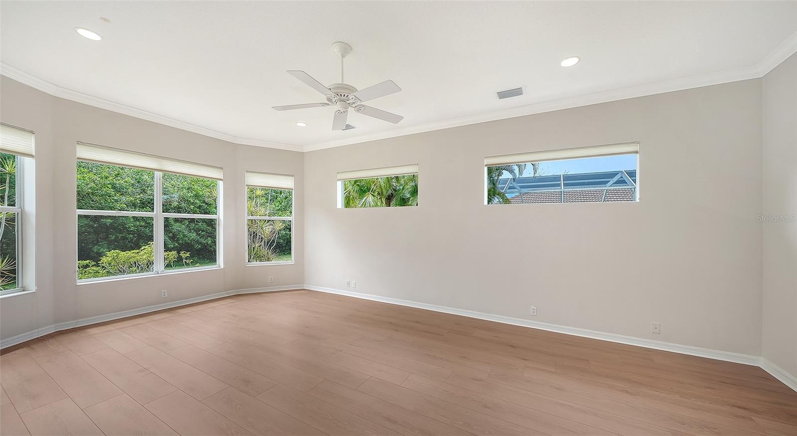 PELICAN POINTE GOLF & COUNTRY CLUB - Residential