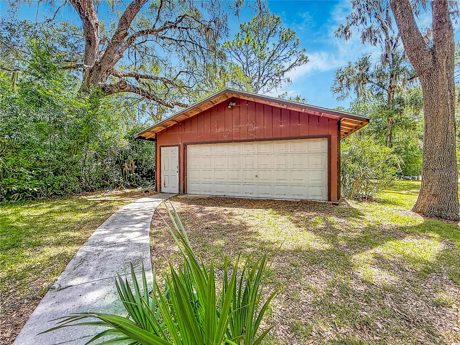 RIVER RETREATS - Residential