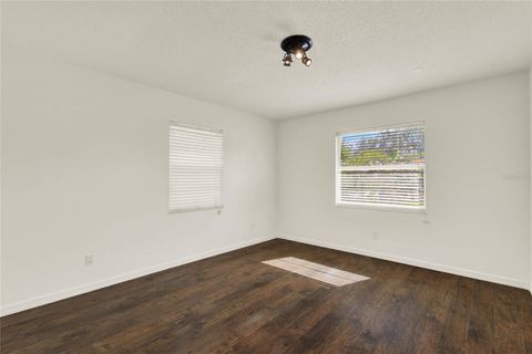 A home in LAKE ALFRED