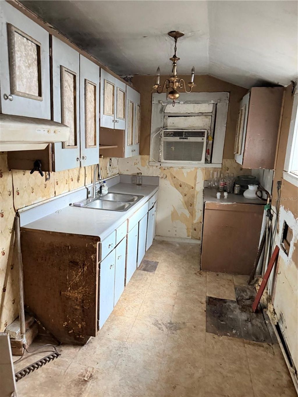 Photo of 306 SW 1st Avenue, Mulberry, FL 33860 (MLS # P4937994)