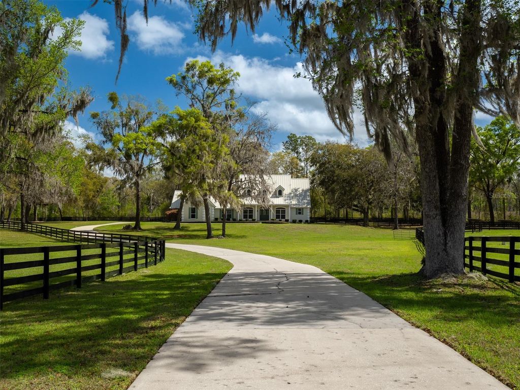 Photo of 8535 NW 136th Avenue Road, Ocala, FL 34482 (MLS # OM720583)