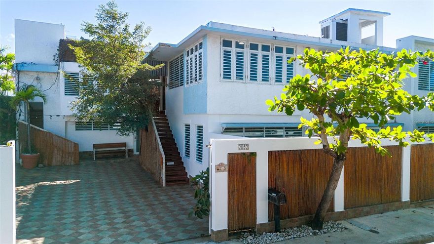 Exceptional offering in the Ocean Park area. Situated on a 508 square meter lot, this multifamily property features four fully independent apartments totaling 11 bedrooms, 8 bathrooms, 4 parking spaces. Apartment 1 offers two bedrooms and two bathrooms. Apartment 2 includes two bedrooms and one bathroom. Apartment 3 provides four bedrooms and two bathrooms. Apartment 4 features three bedrooms and three bathrooms, along with a pool.

The configuration includes two units on the ground level and two on the upper level, plus access to a rooftop. High ceilings and a versatile design enhance both comfort and functionality. Well suited for an owner seeking to live in one residence while generating rental income, or for investors aiming to optimize returns through short- or long-term leasing.

Located just three minutes on foot from the beach, the property is positioned within a controlled access community, offering privacy and convenience. Ocean Park remains one of the most sought-after coastal neighborhoods of San Juan, known for its vibrant beach lifestyle, diverse dining options, proximity to Condado, schools, and recreational activities including kite surfing.