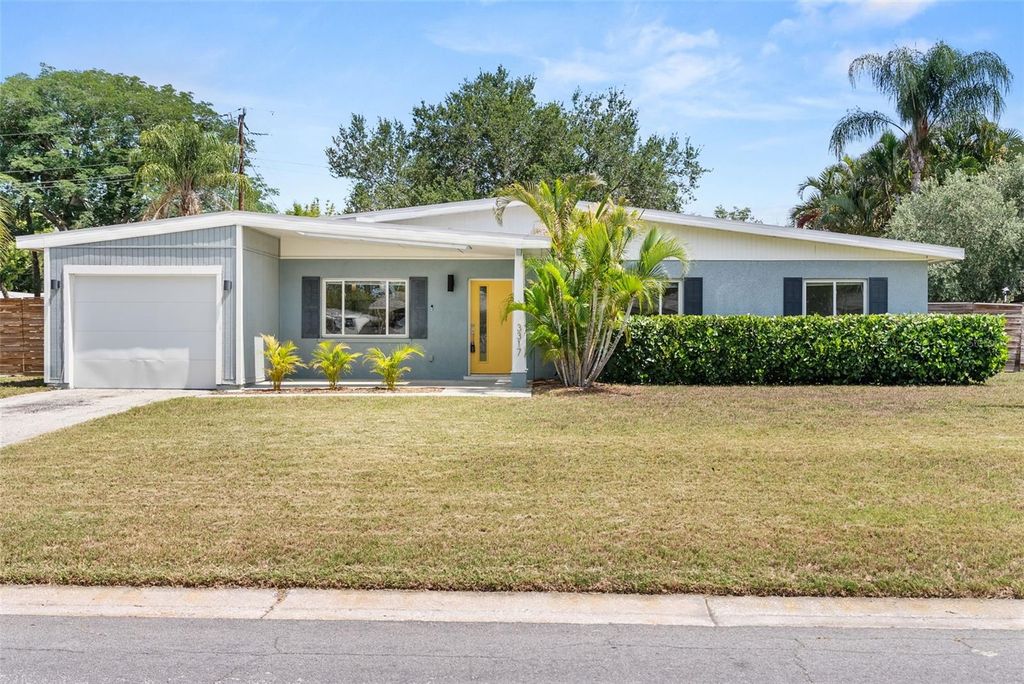Photo of 3317 Bougainvillea Street, Sarasota, FL 34239 (MLS # A4694271)