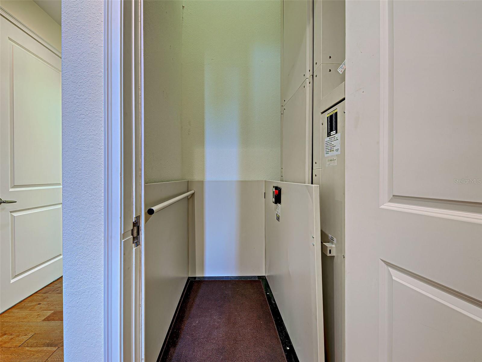 ISLAND COURT VENICE - Residential