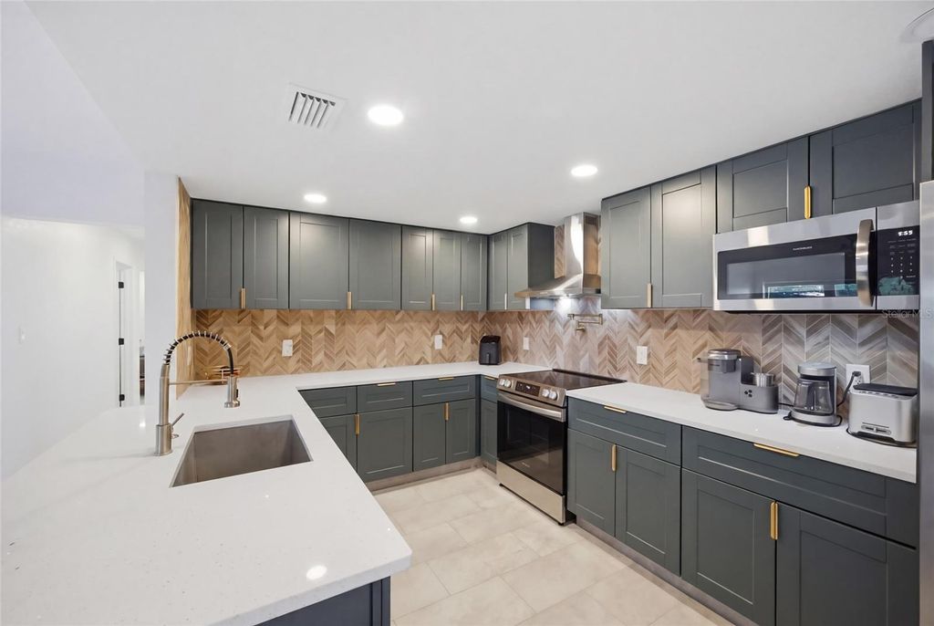 Photo of 4014 W Rogers Avenue, Tampa, FL 33611 (MLS # TB8501135)