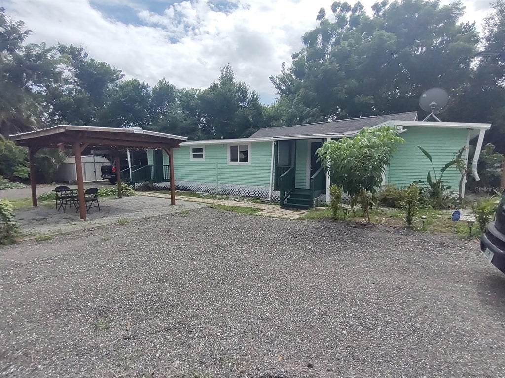 Photo of 901 Hibiscus Court, Tavares, FL 32778 (MLS # O6442905)