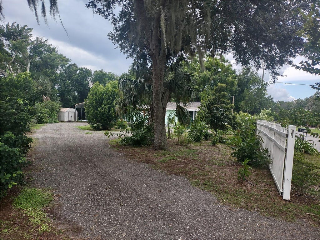 Photo of 901 Hibiscus Court, Tavares, FL 32778 (MLS # O6442905)