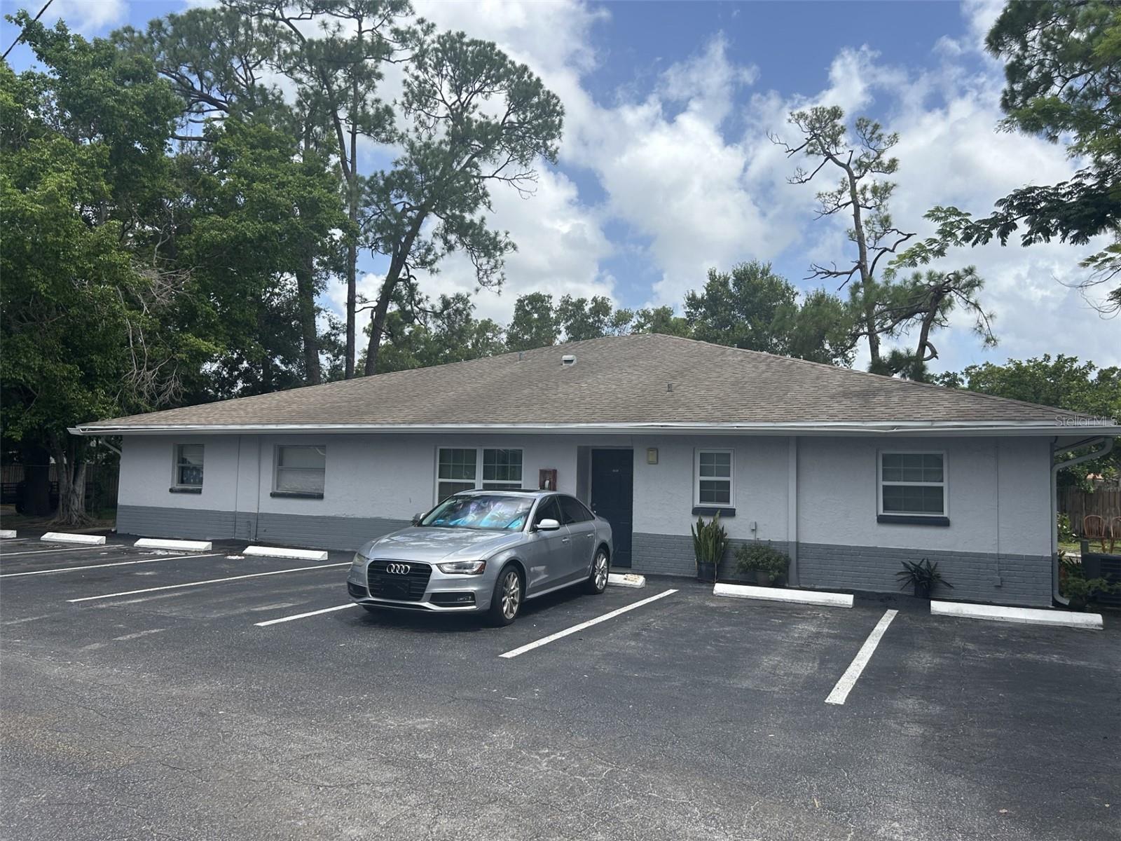 Come take a look at this 2 bedroom 1 bath corner unit Villa located in Pinellas Park. Unit has newer laminate flooring and stainless steel appliances. Central Heat and Air. Monthly rent includes Cable, Internet, Water, Sewer and Trash. Close proximity to shopping, restaurants, and the Gulf Beaches. Don't delay make your appointment today!!