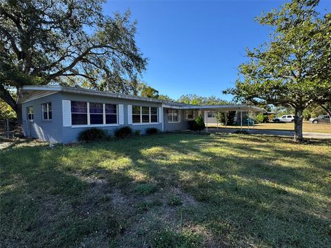 A home in LAKELAND