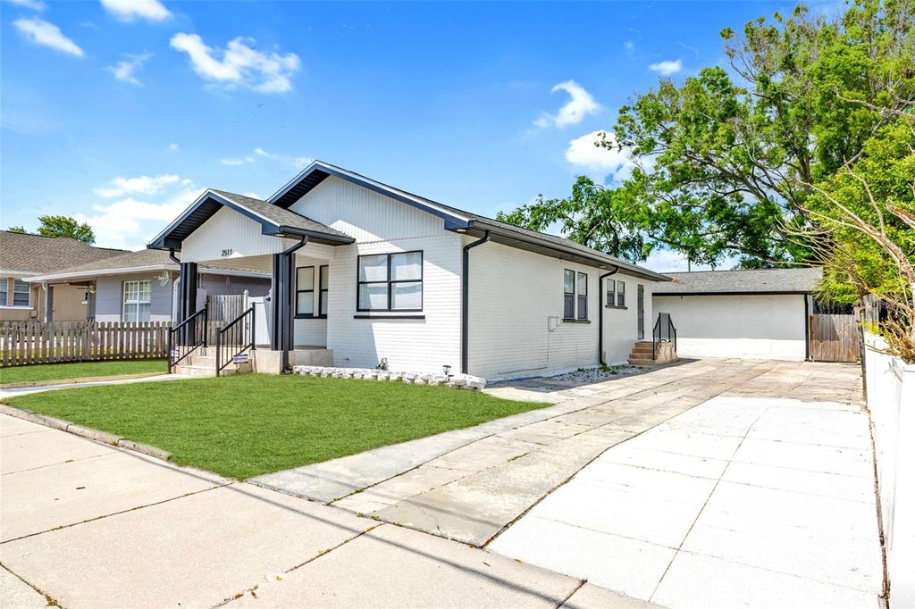 Photo of 2511 W Braddock Street, Tampa, FL 33607 (MLS # TB8372359)