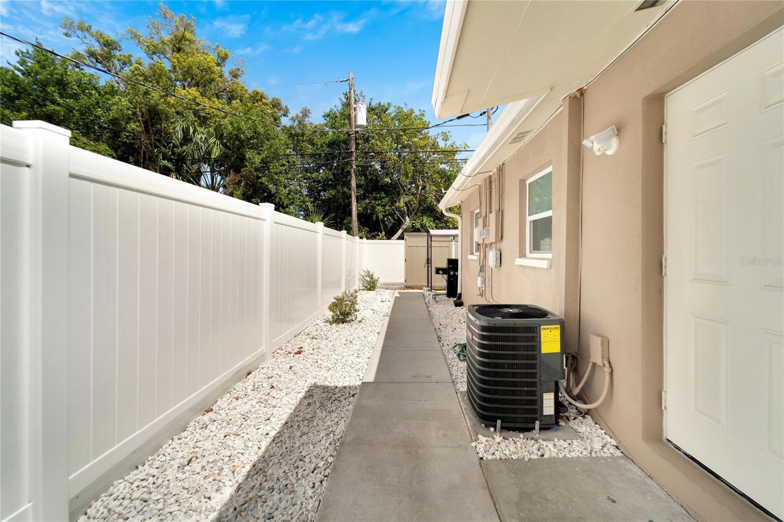 HIGHLAND GROVES - Residential Lease