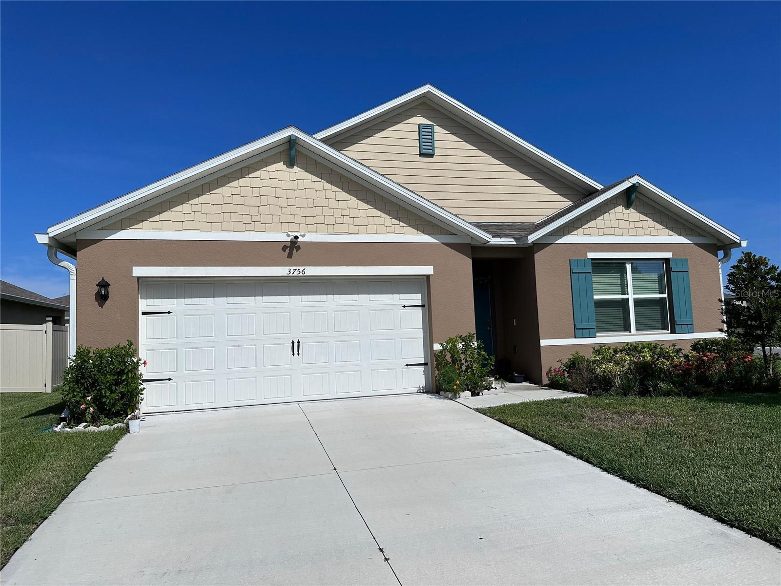 Beautiful Newly Built Home for Rent! Located on an oversized corner lot, this pristine home offers modern construction and energy efficiency throughout. Enjoy an open concept floor plan with the kitchen, dining, and living areas seamlessly connected, perfect for everyday living and entertaining. The primary suite is conveniently located on the first floor, with hardly-used appliances enhancing the like-new feel of the home. Step outside to a spacious backyard, welcoming front porch, and a covered back lanai for outdoor relaxation, Walking distance to the community pool, Situated in one of the area’s highly sought after school districts
Don’t miss this opportunity, schedule your showing today!