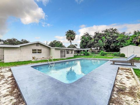 A home in WINTER HAVEN