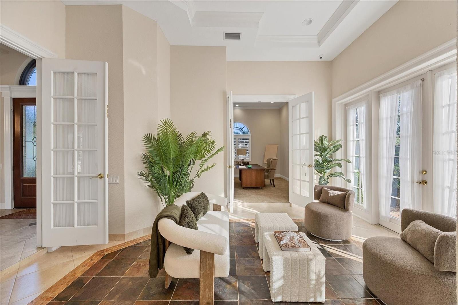 FOUNDERS CLUB - Residential