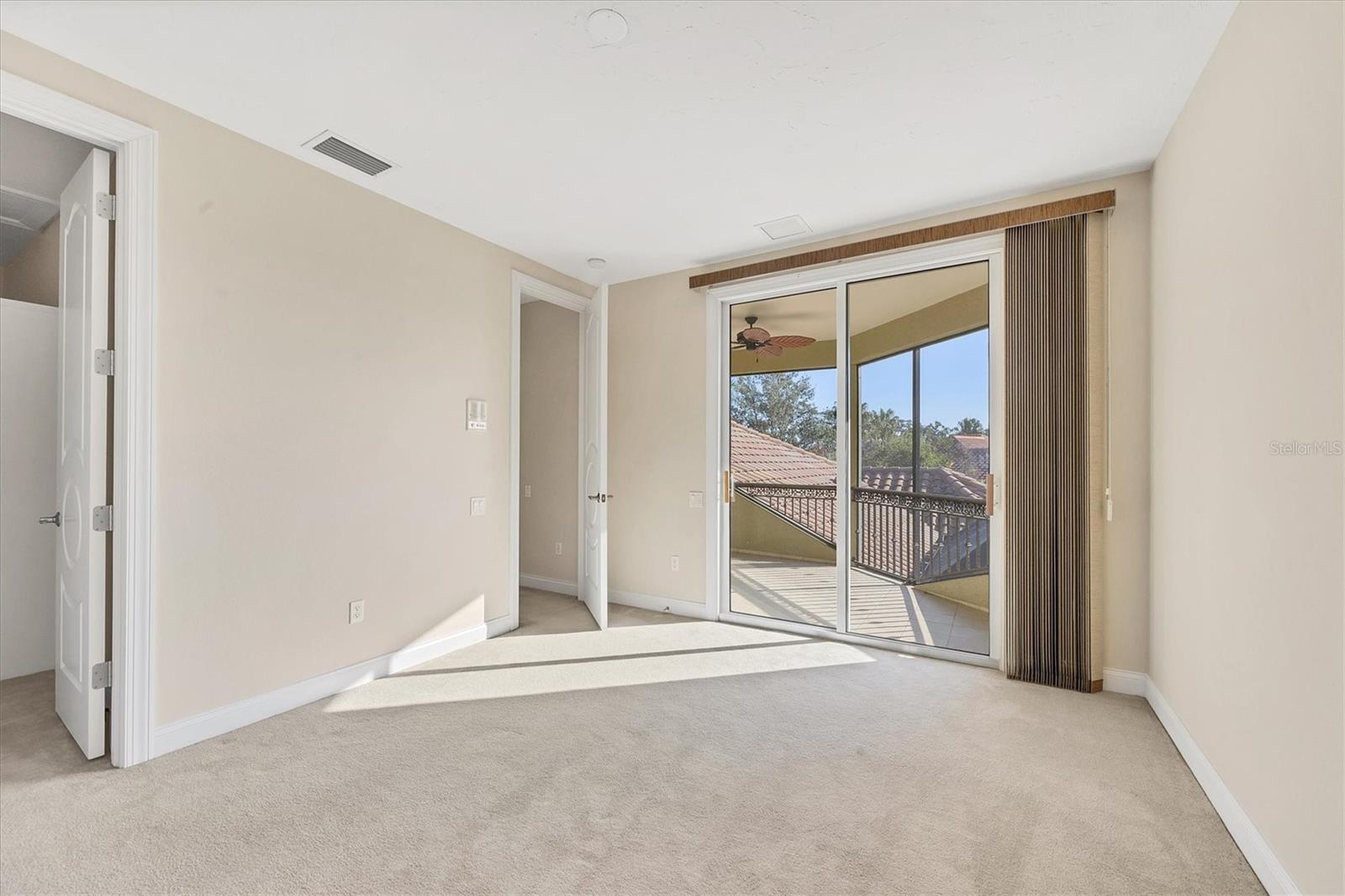 FOUNDERS CLUB - Residential