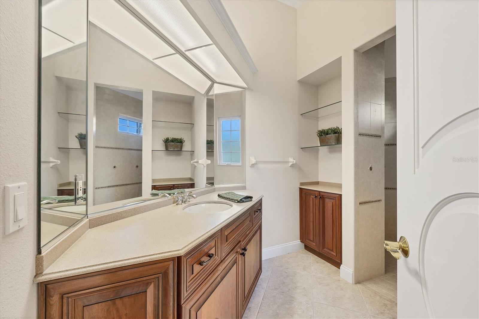 FOUNDERS CLUB - Residential