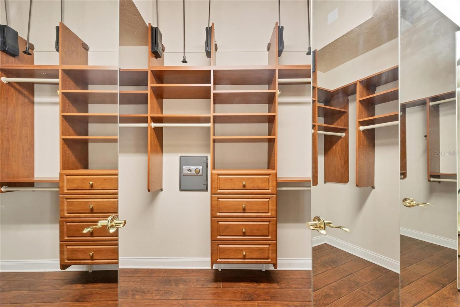 FOUNDERS CLUB - Residential