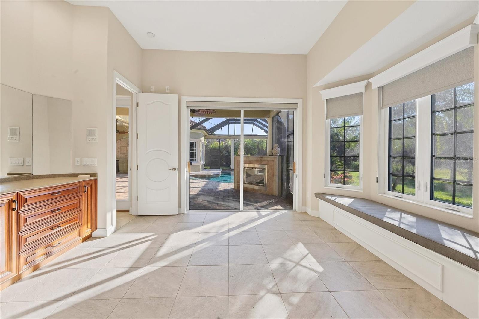 FOUNDERS CLUB - Residential