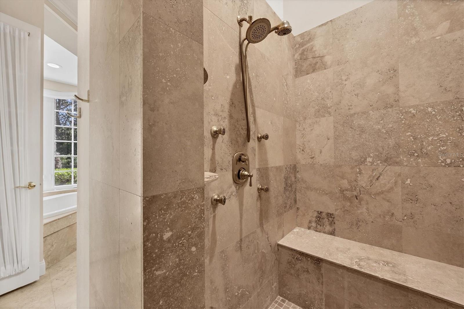 FOUNDERS CLUB - Residential