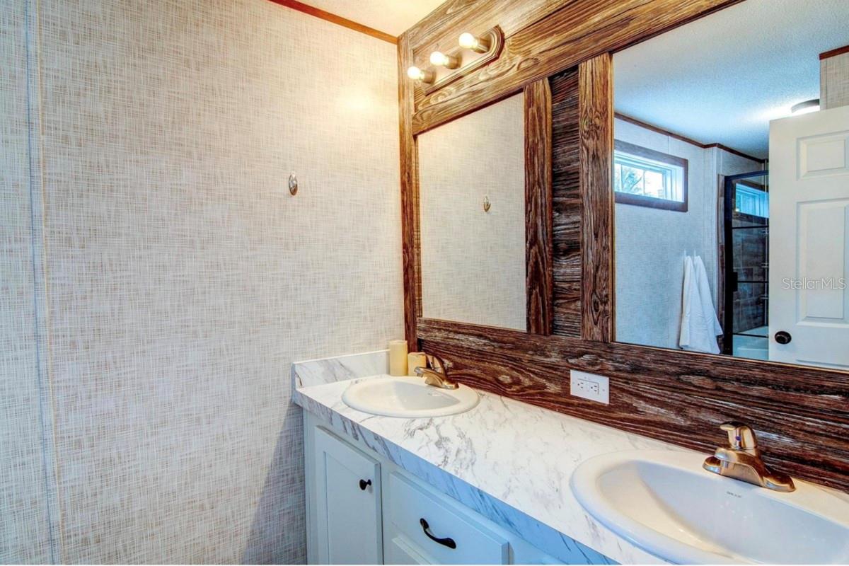 UNIVERSITY OAKS - Residential