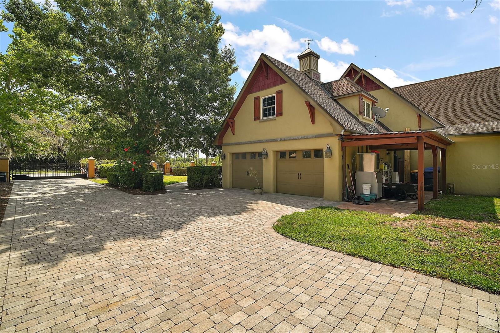 HOWEY PALM GARDENS - Residential