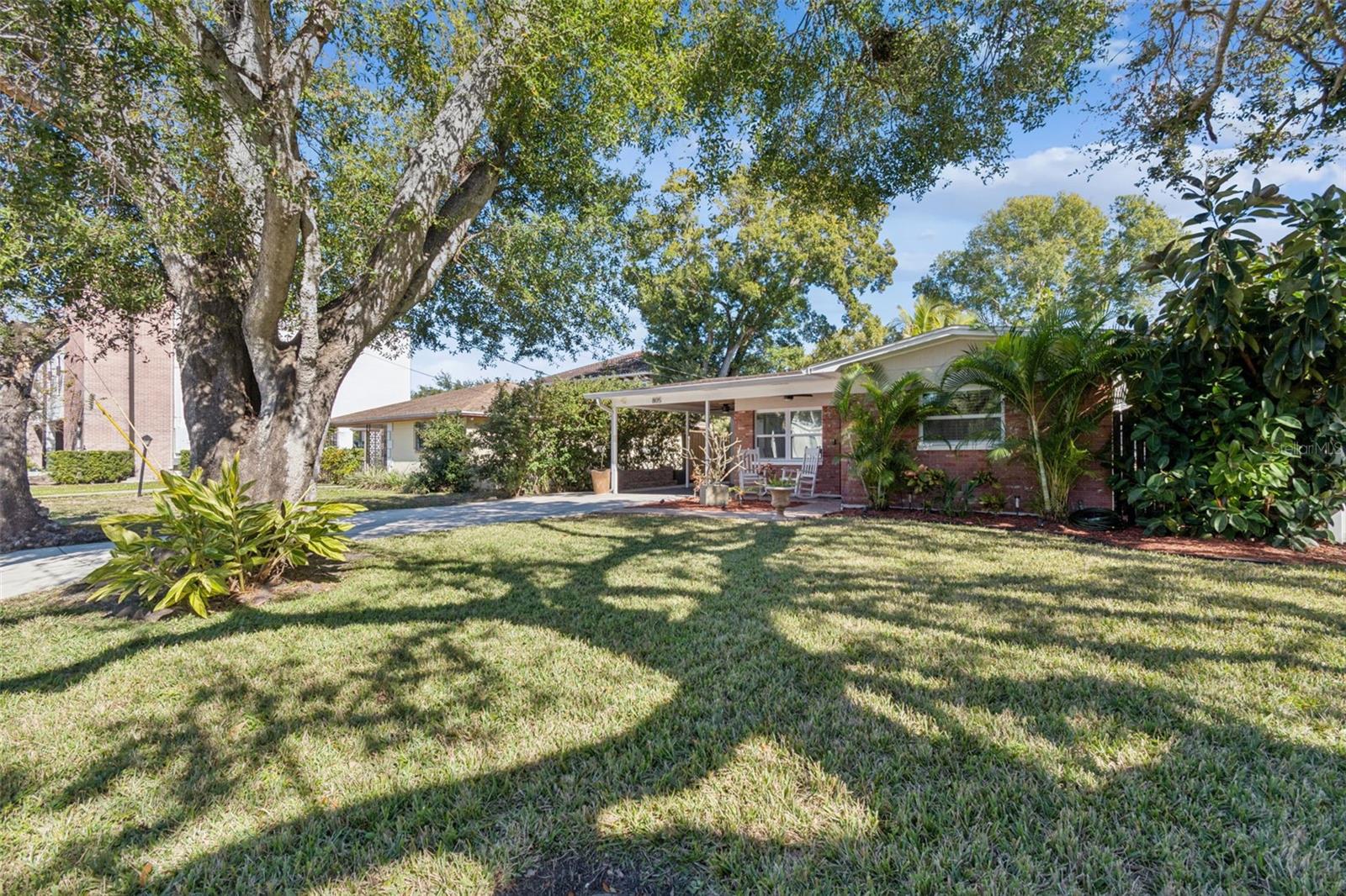 805 N LINCOLN AVENUE